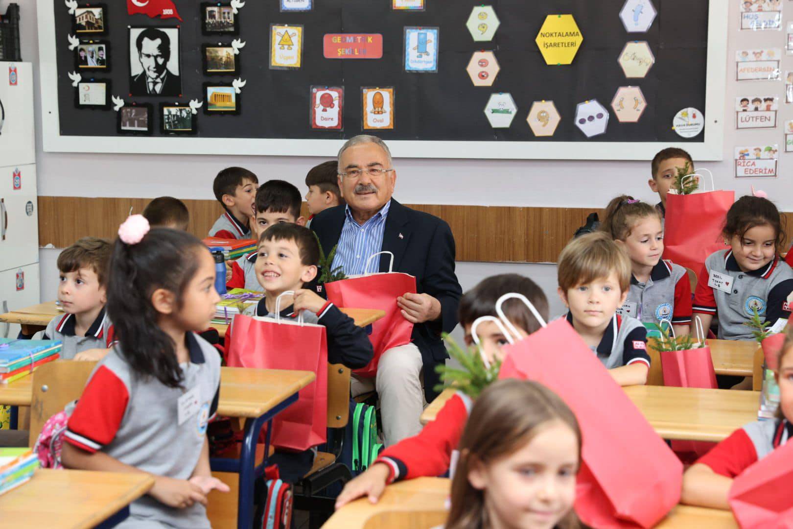 BAŞKAN HİLMİ GÜLER, MİNİK ÖĞRENCİLERİ YALNIZ BIRAKMADI